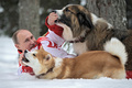 ロシア・モスクワ（Moscow）郊外の大統領公邸で2頭の犬と戯れるウラジーミル・プーチン（Vladimir Putin）大統領。写真が撮影されたのは3月24日。2頭のうち1頭は秋田県から贈呈された秋田犬の「ゆめ」（手前）で、昨年6月にメキシコで開かれた主要20か国・地域（G20）首脳会議で当時の野田佳彦（Yoshihiko Noda）首相がプーチン大統領に贈呈を申し出たことから実現した。もう1頭はブルガリアから贈られた「バフィー」（2013年3月24日撮影）。(c)AFP/RIA NOVOSTI/PRESIDENTIAL PRESS SERVICE/ALEXEY DRUZHINYN