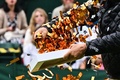 テニス、ウィンブルドン選手権、女子シングルス1回戦。コートにオレンジ色の紙吹雪をまく環境団体「ジャスト・ストップ・オイル」の活動家（2023年7月5日撮影）。(c)Glyn KIRK / AFP