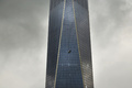 米ニューヨーク（New York）の超高層ビル「ワン・ワールド・トレード・センター（One World Trade Center）」の側面に宙づりとなった清掃員ら（2014年11月12日撮影）。(c)AFP/Getty Images/Spencer Platt