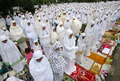 2007年10月13日、インドネシアの首都ジャカルタ（Jakarta）のスンダ・クラパ（Sunda Kelapa）港で、ラマダン（Ramadan）明けの祭り「イード・アル・フィトル（Eid-al-Fitr）」を迎え、朝の特別礼拝に出席するイスラム教徒。(c)AFP/Jewel SAMAD