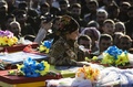 トルコとの国境沿いにあるシリアの街ラスアルアインで、トルコ軍主導部隊との戦闘で死亡したクルド人主体の民兵組織「シリア民主軍（SDF）」戦闘員5人の葬儀の参列者。シリアのクルド人の街カミシリで（2019年10月14日撮影）。(c)AFP / Delil Souleiman