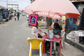 ナイジェリア・ラゴス（Lagos）で、携帯電話を売る露天商（2008年8月18日撮影）。(c)AFP/PIUS UTOMI EKPEI