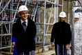 仏パリのノートルダム大聖堂の再建工事現場を視察したエマニュエル・マクロン大統領（手前、2023年12月8日撮影）。(c)SARAH MEYSSONNIER / POOL / AFP