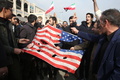イラン首都テヘランで「米国の犯罪」に抗議し米国旗を燃やす人々（2020年1月3日撮影）。(c)AFP/ATTA KENARE