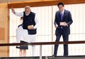 東京・元赤坂の迎賓館で、池のコイに餌をやるナレンドラ・モディ印首相（左）と岸田文雄首相（2022年5月24日撮影）。(c)Franck ROBICHON / POOL / AFP