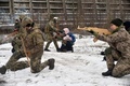 ウクライナの首都キエフ近郊で訓練を受けるウクライナ軍の予備役（2021年12月25日撮影）。(c)Sergei SUPINSKY / AFP