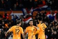 サッカー欧州選手権予選、グループB、オランダ対ジブラルタル。チーム3点目を決めてチームメートと喜ぶオランダのナタン・アケ（中央、2023年3月27日撮影）。(c)JOHN THYS / AFP