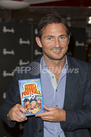 チェルシーのランパードが子供向け著作のサイン会 写真2枚 国際