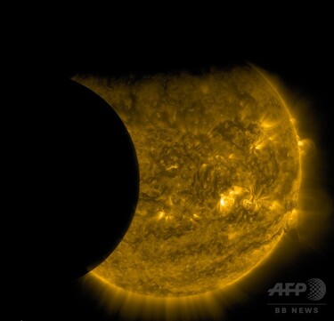 地球と月の見事な共演、太陽面通過 NASA 写真1枚 国際ニュース：AFPBB News