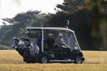 トランプ大統領、来日早々安倍首相とゴルフ 在日米国人の抗議デモも