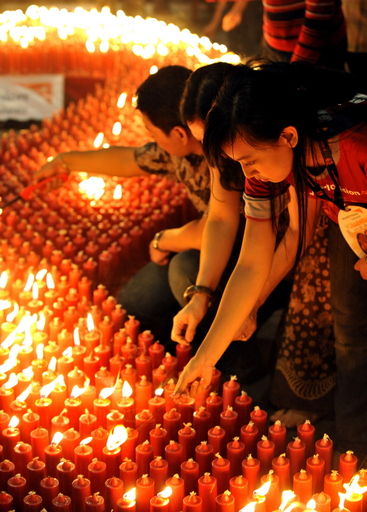 世界エイズデー、「レッドリボン」のキャンドルライト