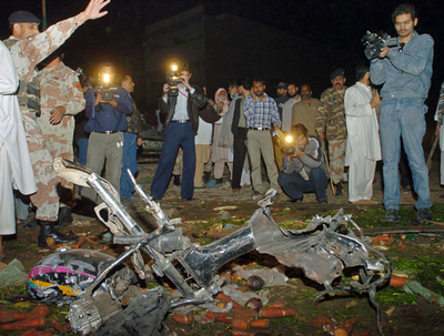 パキスタンのカラチで爆発、10人死亡も滞在中の大統領は無事