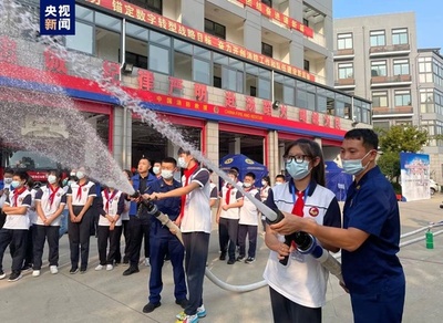 消防レスキューの訓練が中学校の新カリキュラムに 中国・上海市
