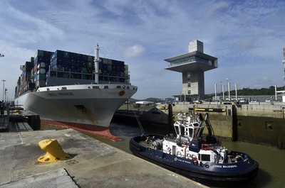 1万3000個以上積めるコンテナ船、パナマ運河を通過 過去最大