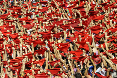 赤く染まる街、サン・フェルミン祭が開幕