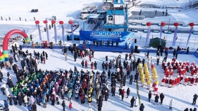 凍った川でのレースで世界中の若者が団結：オックスフォードとケンブリッジを招いたHIT初のアイスドラゴンボートレース