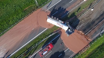 高速道路に12トンのチョコ ポーランドでタンクローリー事故