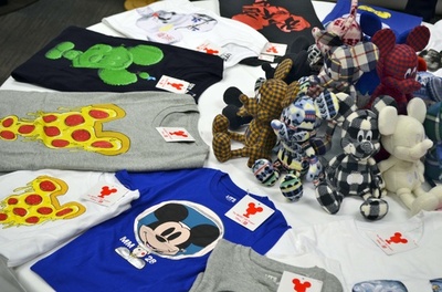 ユニクロからジミー チュウまで、「ディズニー」映画とのコラボ商品展開に注力