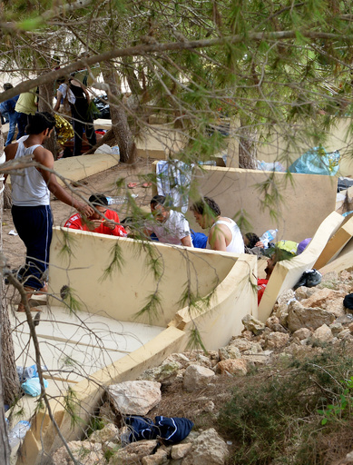 裸にした不法移民をホースで消毒、イタリアの施設に非難殺到