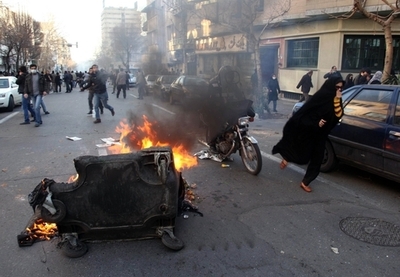 イランにも反政府デモ波及、銃撃で1人死亡