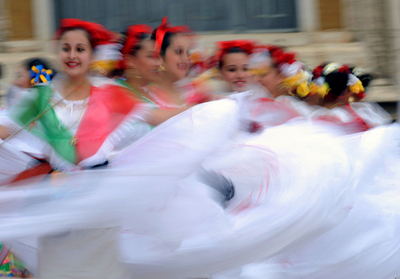 メキシコのダンサーら、ローマ法王にパフォーマンス