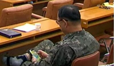 韓国「非常戒厳」での軍の責任問う会議で空軍将官がスマホゲーム…映像拡散「非常に不適切」