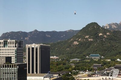 ソウル上空120メートルで綱渡り…ビル間160メートル、市民から歓声