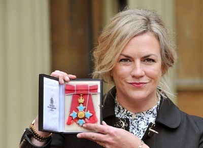 「マルベリー」のエマ・ヒルが辞任、ブランドが正式発表