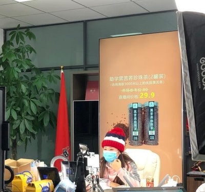 武漢で病院に弁当を送り続けた「レインコート姉さん」 今度は地元四川省で貧困児童を支援