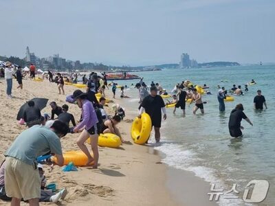韓国・江陵の海水浴場、6月海開きで避暑客8万人の大盛況