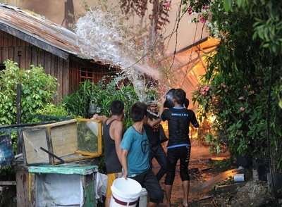 武装勢力との衝突拡大、燃え上がる家々 フィリピン南部