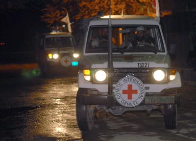 「誤って」拉致された赤十字職員4人、無事解放