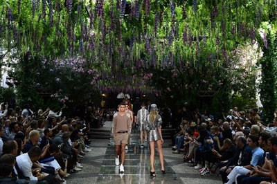 藤の花を背景に新作、「ヴェルサーチ」19年春夏メンズ