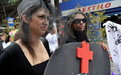 ゾンビたちが医療保険に抗議