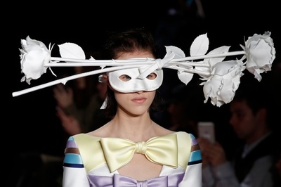 リボンにフリルとお花、「ヴィクター＆ロルフ」18年春夏オートクチュール