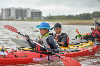 カヌーで約30キロの海峡横断、21人が挑戦 