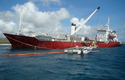 ガラパゴス諸島の座礁事故、環境緊急事態を宣言