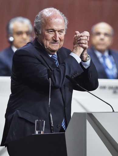 FIFA職員、辞意表明のブラッター会長に拍手喝采