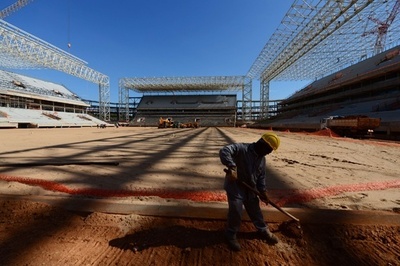 半年後にW杯開幕控えるスタジアム、ピッチは「砂漠」