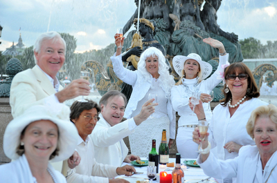 白服の集団5000人、コンコルド広場で夕食会 フランス