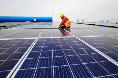 企業の屋根は「空の」発電所　中国・江蘇省