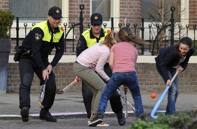 真剣勝負？オランダ警察官、少女たちとストリートホッケー