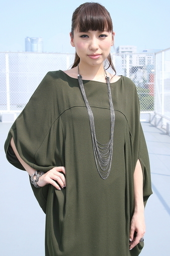 ＜ファッション業界の人々＞存在感あるジュエリーが主役の秋スタイル