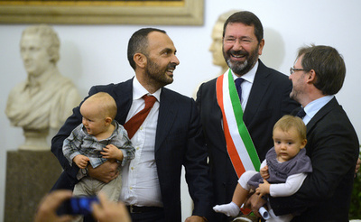 ローマ市長、同性婚認知を強行で政府と対立