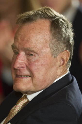 父ブッシュ元米大統領が再入院、軽い肺炎も快方に向かう