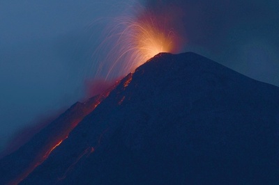 中米グアテマラ、フエゴ火山が噴火