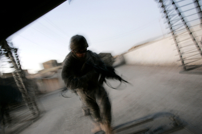 葬儀場で自爆攻撃、30人死亡