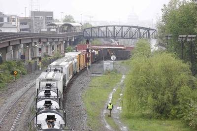 米首都で貨物列車脱線、有害薬品が流出