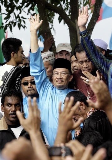 マレーシアのアンワル元副首相、補欠選挙に出馬登録 支持者3万人が集結