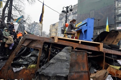 衝突続くウクライナ、バリケードから流れるピアノの音色